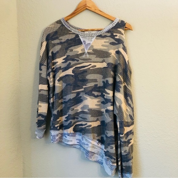 Single Cold Shoulder Camo Asymmetrical Top - Picture 4 of 11